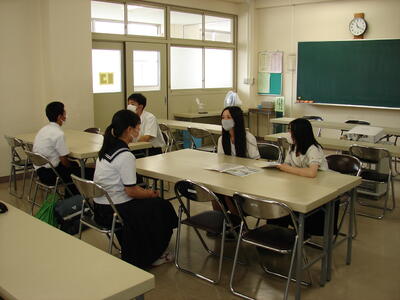 質問コーナーに参加する中学生の皆さん