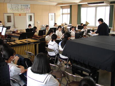 吹奏楽部を見学する中学生の皆さん