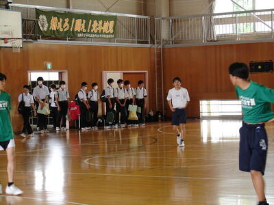 バスケットボール部を見学する中学生の皆さん