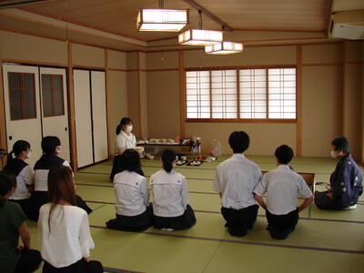 茶道部を見学する中学生の皆さん