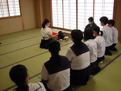 茶道部を見学する中学生の皆さん