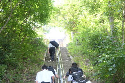 愛宕山山頂に向かう生徒たち