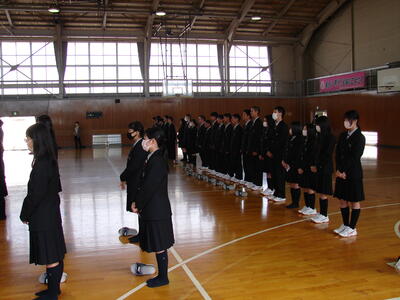 後列で校歌を歌う野球部の皆さん